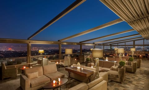 3 bars/lounges