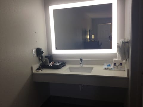 Combined shower/tub, free toiletries, hair dryer