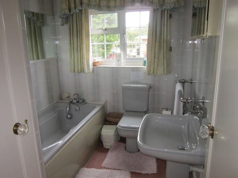 Standard Twin Room, Private Bathroom, Garden View (Room 3) | Bathroom