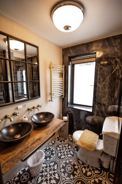 Superior Double or Twin Room (King) | Bathroom | Shower, hair dryer