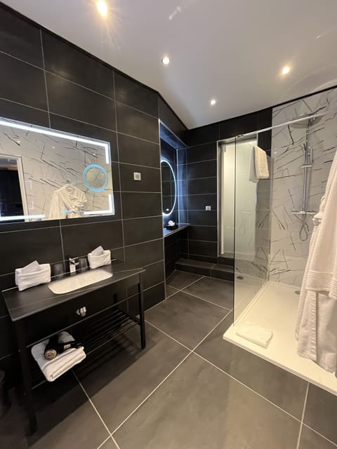 Comfort Room, Harbor View | Premium bedding, minibar, in-room safe, desk