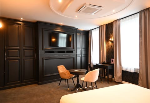 Comfort Room, Harbor View | Premium bedding, minibar, in-room safe, desk