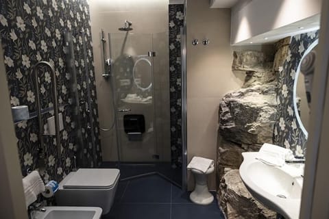 Standard Quadruple Room, 1 Bedroom | Bathroom | Shower, free toiletries, hair dryer, bidet