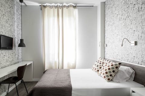 Executive Studio, 1 Double Bed | Desk, blackout drapes, free WiFi, bed sheets