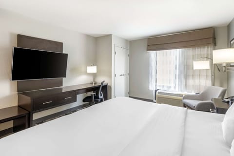 Standard Room, 1 King Bed, Non Smoking, Refrigerator & Microwave | Desk, laptop workspace, blackout drapes, iron/ironing board