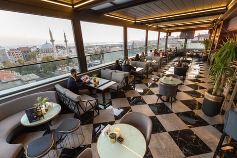 2 bars/lounges