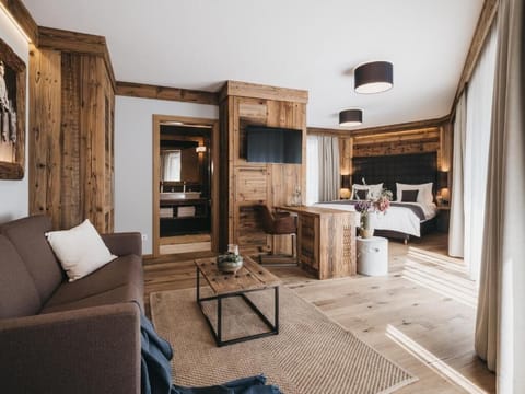 Junior Suite | Living area | Flat-screen TV