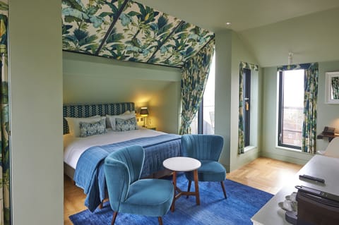 Junior Suite | Egyptian cotton sheets, premium bedding, in-room safe