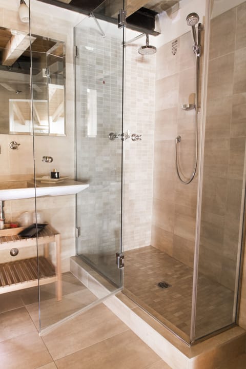 Deluxe Double Room | Bathroom | Shower, rainfall showerhead, designer toiletries, hair dryer