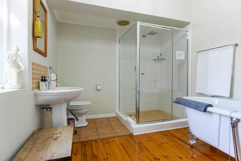 Brookdale Room 3 | Bathroom | Free toiletries, hair dryer