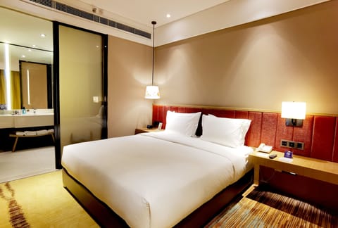 Suite, 1 King Bed | Desk, laptop workspace, soundproofing, WiFi (free)