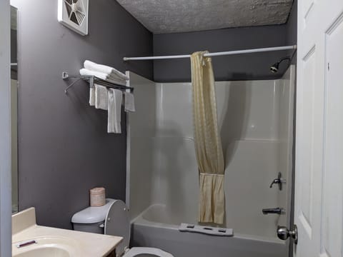 Standard Room, 1 King Bed, Non Smoking | Bathroom | Combined shower/tub, free toiletries, towels
