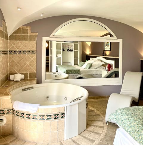 Romantic Suite, 1 Bedroom, Hot Tub | Premium bedding, minibar, in-room safe, individually decorated