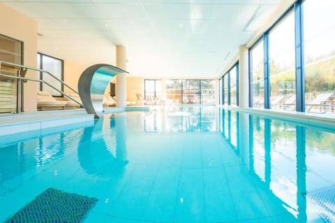 Couples treatment rooms, sauna, hot tub, steam room, hot stone massages