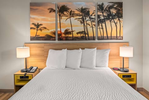 Standard Room, 1 King Bed, Smoking | In-room safe, desk, laptop workspace, blackout drapes