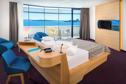 Deluxe Double or Twin Room, Balcony, Sea View | Minibar, in-room safe, desk, soundproofing