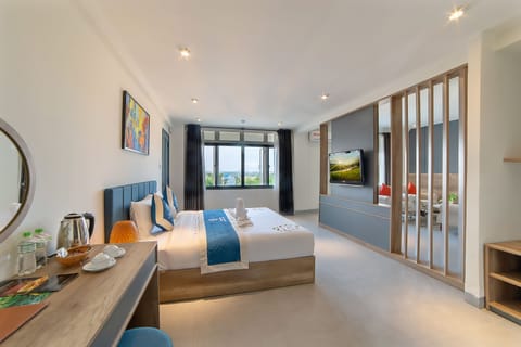 Suite Room | Minibar, in-room safe, desk, blackout drapes