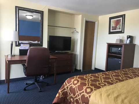 Deluxe Room, 1 King Bed | Desk, free WiFi, bed sheets