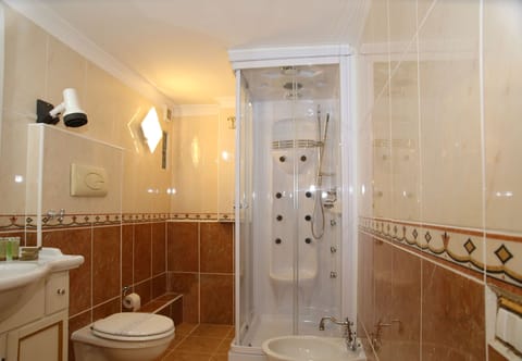 Quad Room | Bathroom | Combined shower/tub, jetted tub, hair dryer, bidet