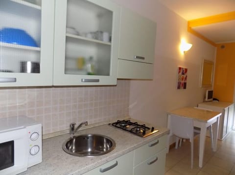 Deluxe Room, 1 Bedroom | Private kitchenette