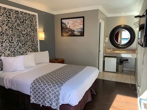 Basic Room, 1 Queen Bed, Non Smoking | Down comforters, pillowtop beds, individually decorated