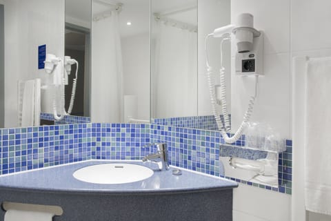 Standard Room | Bathroom | Shower, hair dryer, towels
