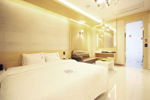 Premium Room | Blackout drapes, free WiFi