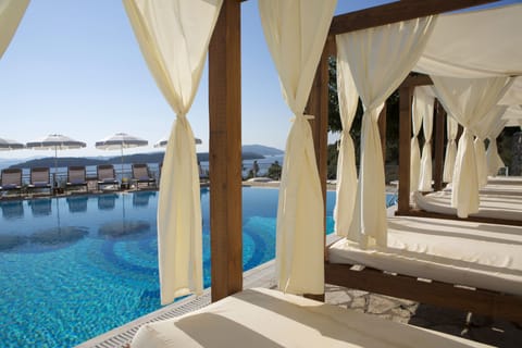 Outdoor pool, pool umbrellas, sun loungers
