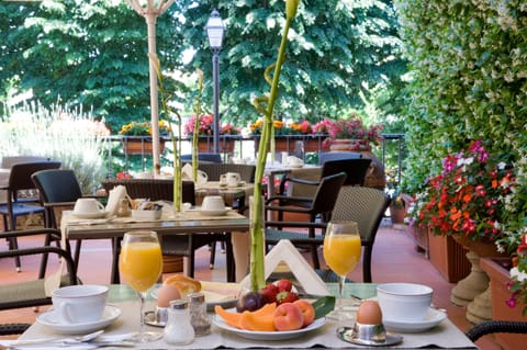 Daily English breakfast for a fee