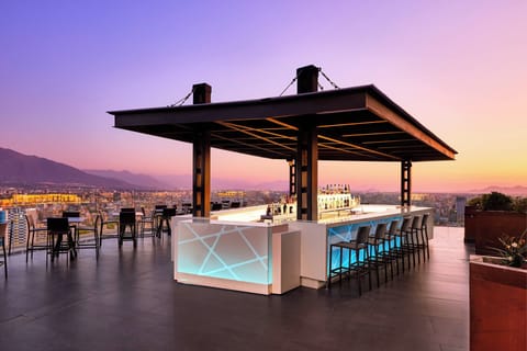 2 bars/lounges