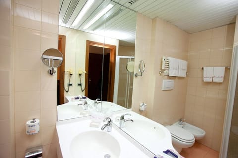Double or Twin Room, Sea View | Bathroom | Shower, free toiletries, hair dryer, bidet