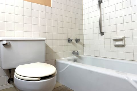 Deep soaking tub, free toiletries, towels