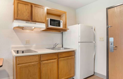 Full-size fridge, microwave, stovetop, freezer