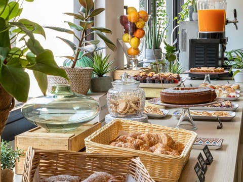 Daily buffet breakfast for a fee