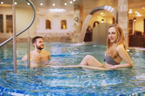 Couples treatment rooms, sauna, hot tub, steam room, hot springs