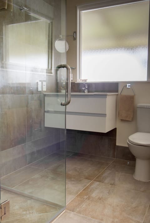 The Clipper B&B Room with Sea View | Bathroom | Shower, free toiletries, hair dryer, bathrobes