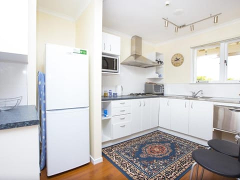 Heritage Deluxe Apartment with Sea View | Private kitchen | Coffee/tea maker, electric kettle