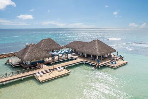 5 restaurants; breakfast, lunch, and dinner served