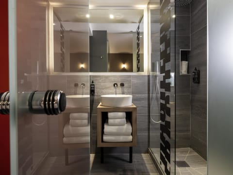 Standard Room, 2 Twin Beds | In-room safe, desk, soundproofing, free cribs/infant beds