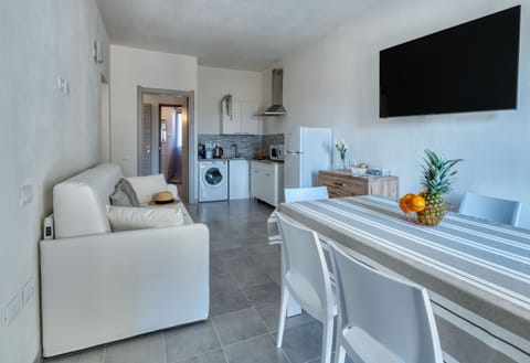 Apartment, 1 Bedroom | Private kitchen | Full-size fridge, microwave, oven, stovetop