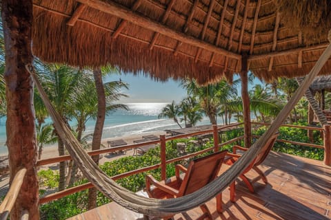 Beach Front Upper | Terrace/patio