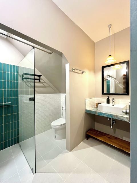 Family Apartment, 2 Bedrooms | Bathroom | Shower, rainfall showerhead, hair dryer, towels