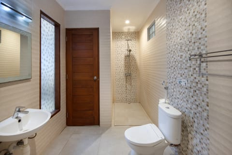 Family Room | Bathroom | Combined shower/tub, free toiletries, towels