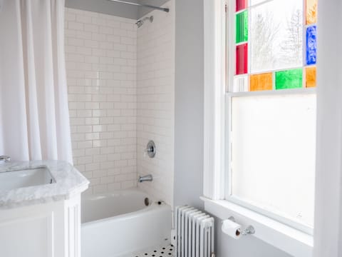 Delaware Room, 2nd Floor, 1 King Bed, 1 Daybed, and 1 Trundle Bed, Non Smoking, Private Bathroom | Bathroom | Hair dryer, towels, soap, shampoo