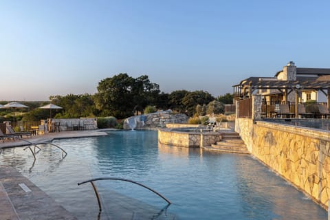 2 outdoor pools