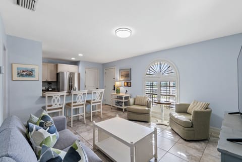 Luxury House, 1 Bedroom, City View, Executive Level | Living room | Flat-screen TV