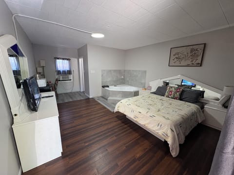 Romantic Room, 1 Bedroom | Individually decorated, individually furnished, desk, laptop workspace