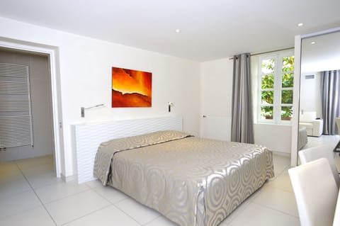 Junior Suite | Minibar, individually furnished, desk, blackout drapes