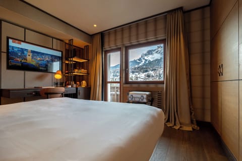 Superior Room | Down comforters, minibar, in-room safe, desk