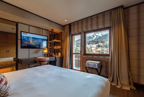 Superior Room | Down comforters, minibar, in-room safe, desk